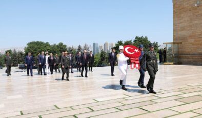 YAŞ üyeleri Cumhurbaşkanı Erdoğan liderliğinde Anıtkabir’i ziyaret etti