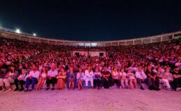 “Yoldan çıkan oyun” Harbiye Açık Hava’da kahkahaya boğdu