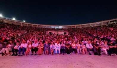 “Yoldan çıkan oyun” Harbiye Açık Hava’da kahkahaya boğdu