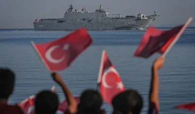 Türk donanmasının gururu dev platformlar Mavi Vatan öncesi Yalova’da gövde gösterisi yaptı