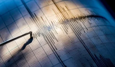 Endonezya’da 7,7 büyüklüğünde deprem