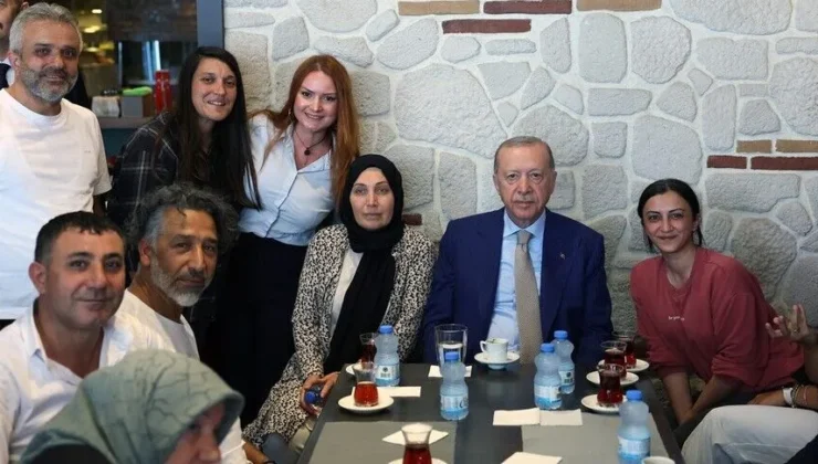 Cumhurbaşkanı Erdoğan, Üsküdar’da esnaf ve vatandaşlarla buluştu