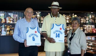 Eczacıbaşı Spor Kulübü 60. yılında basketbol efsaneleri Necati Güler ve Ron Haigler’i yeni evinde konuk etti