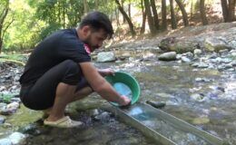 Doğada altın aramayı mesleğe dönüştürdü, günde 5 grama kadar çıkarıyor