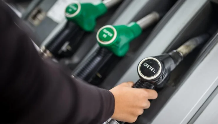 Motorine indirim geliyor: Litre fiyatı 100 TL’nin altına geriliyor