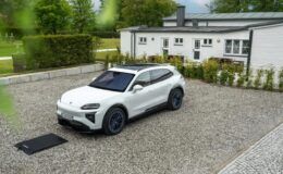 Porsche Cayenne elektrikli modelinde kablosuz şarj opsiyonu sunuyor
