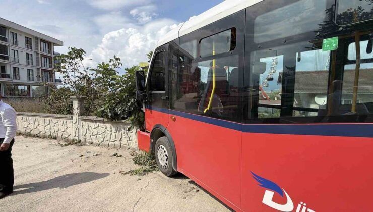 Düzce’de köpeklere çarpmamak için manevra yapan halk otobüsü bahçe duvarına çarptı