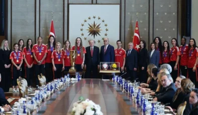 Erdoğan, şampiyon milli voleybolcuları kabul etti