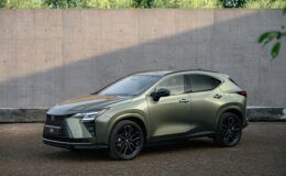 Makyajlanan Lexus NX tanıtıldı: 100 kilometre elektrikli menzili ve yeni kabiniyle sahnede