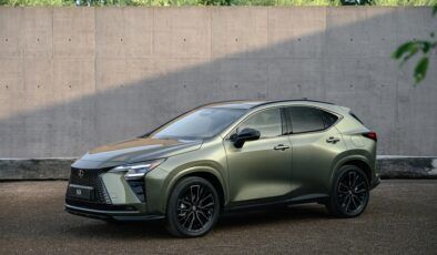 Makyajlanan Lexus NX tanıtıldı: 100 kilometre elektrikli menzili ve yeni kabiniyle sahnede