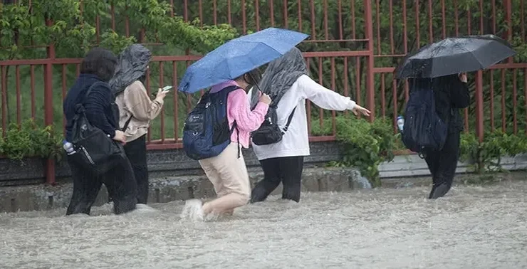 İstanbul’da şiddetli yağış nedeniyle okullara verilen ara uzatıldı