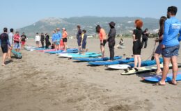 Sea Together Festivali Hatay’da çocukları ve aileleri sörf ve sanatla buluşturdu