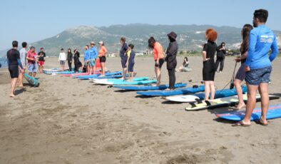 Sea Together Festivali Hatay’da çocukları ve aileleri sörf ve sanatla buluşturdu