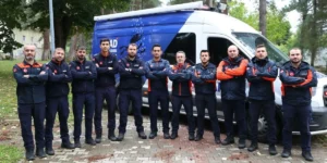 AFAD personeli taşkında bebeği halat düzeneğiyle kurtardı