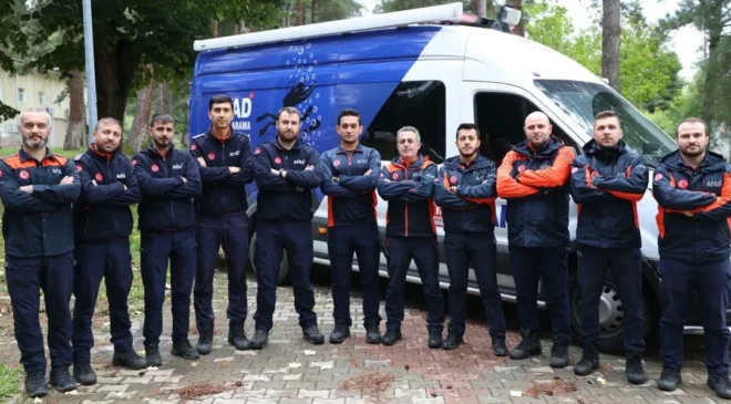 AFAD personeli taşkında bebeği halat düzeneğiyle kurtardı