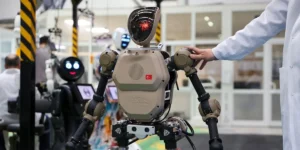 Konya’da geliştirilen yerli insansı robot AKINCI-5, 19 eklemli yapısı ve yapay zeka donanımıyla seri üretim aşamasına geldi. Satış hedefi 2027 sonu.