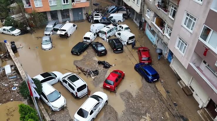 İstanbul’da selden etkilenen esnafa 80 milyon lira destek