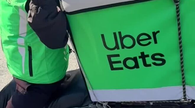 Uber Eats kuryelerinden düşük ücret tepkisi: “Bedavaya paket taşıyoruz”